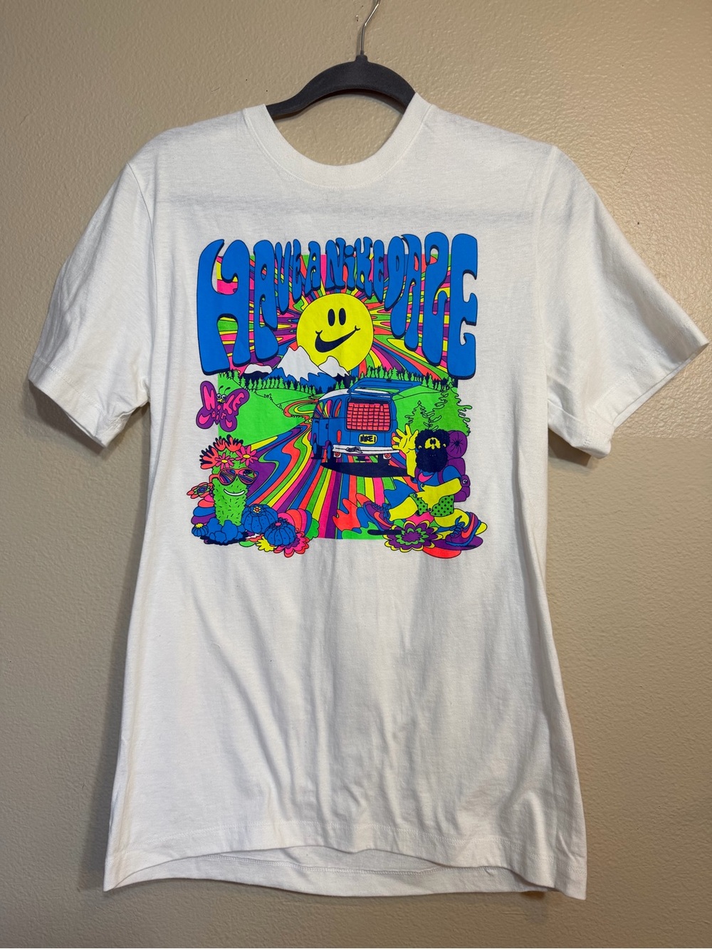 Nike men’s S White Graphic T-Shirt with Colorful Psychedelic Van & Smiley Design